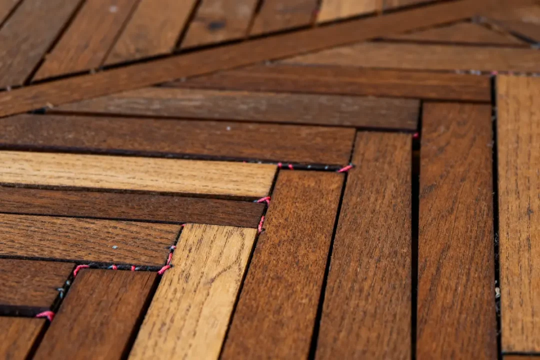 Assemblage géométrique de lattes en bois illustrant exploration et innovations des techniques de placage bois