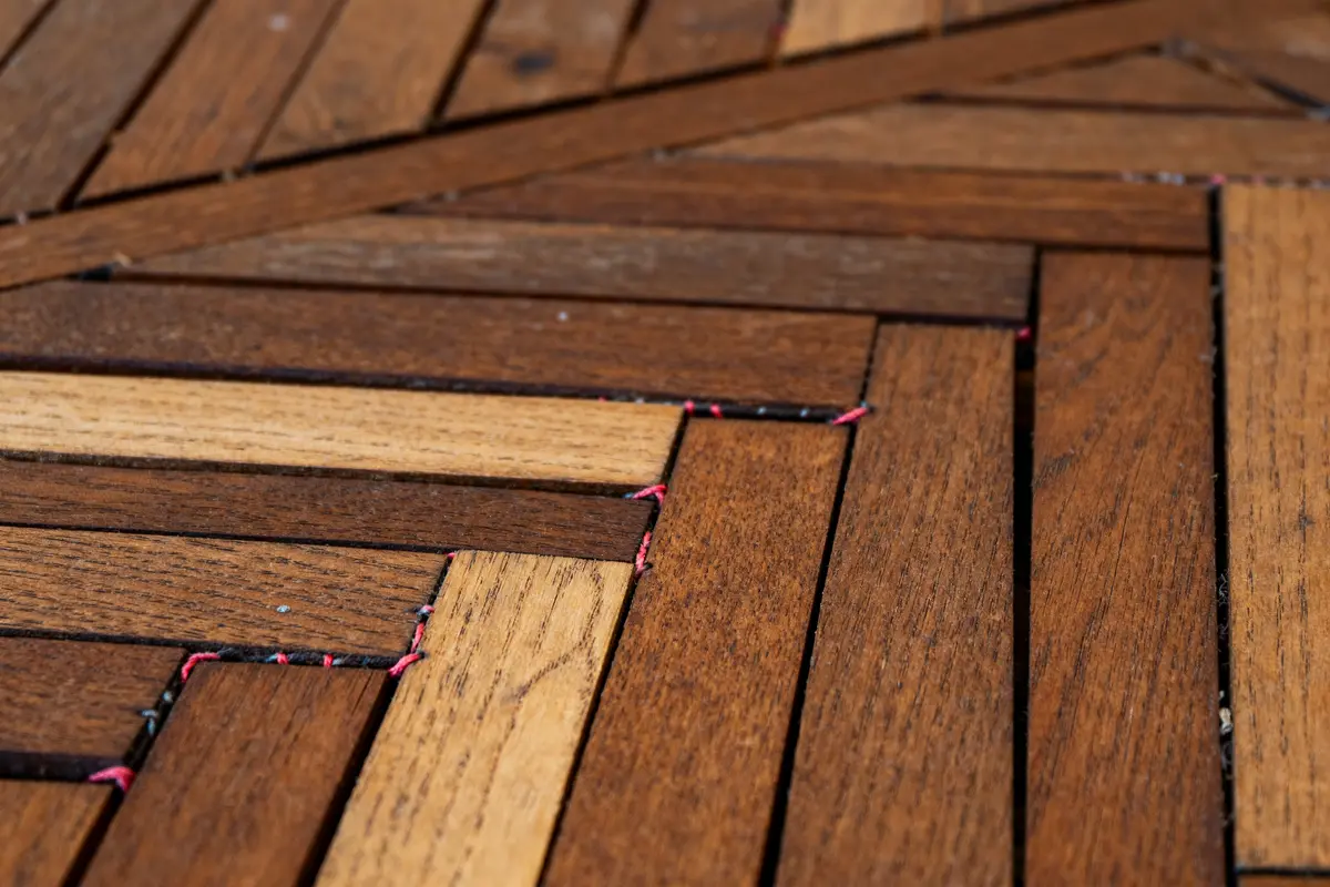 Assemblage géométrique de lattes en bois illustrant exploration et innovations des techniques de placage bois