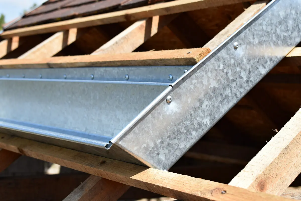 Charpente en bois avec installation de toiture bac acier sur chevrons apparents