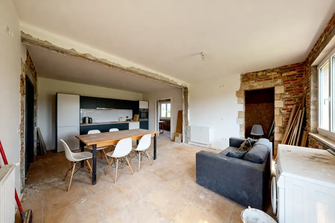 Cuisine moderne ouverte avec table à manger, exemple prix maison 100m2 clé en main