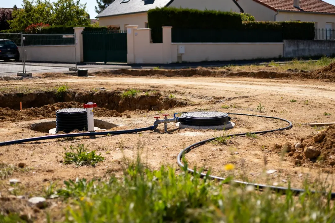 Terrain en cours de viabilisation avec raccordements, illustrant le prix pour viabiliser un terrain