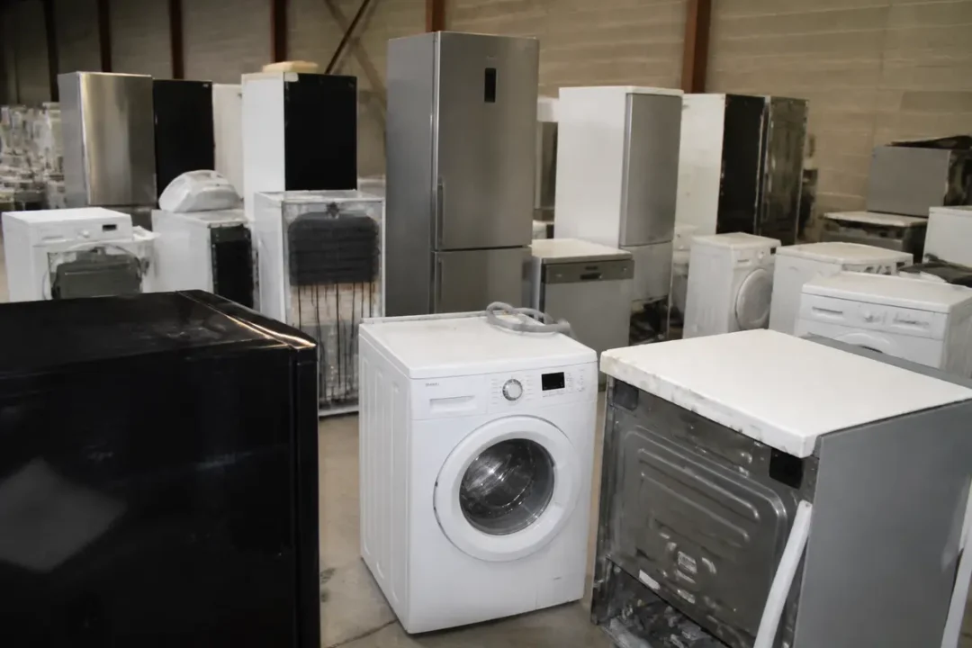 Appareils électroménagers d'occasion entreposés, incluant réfrigérateurs et lave-linge disponibles chez Electromust