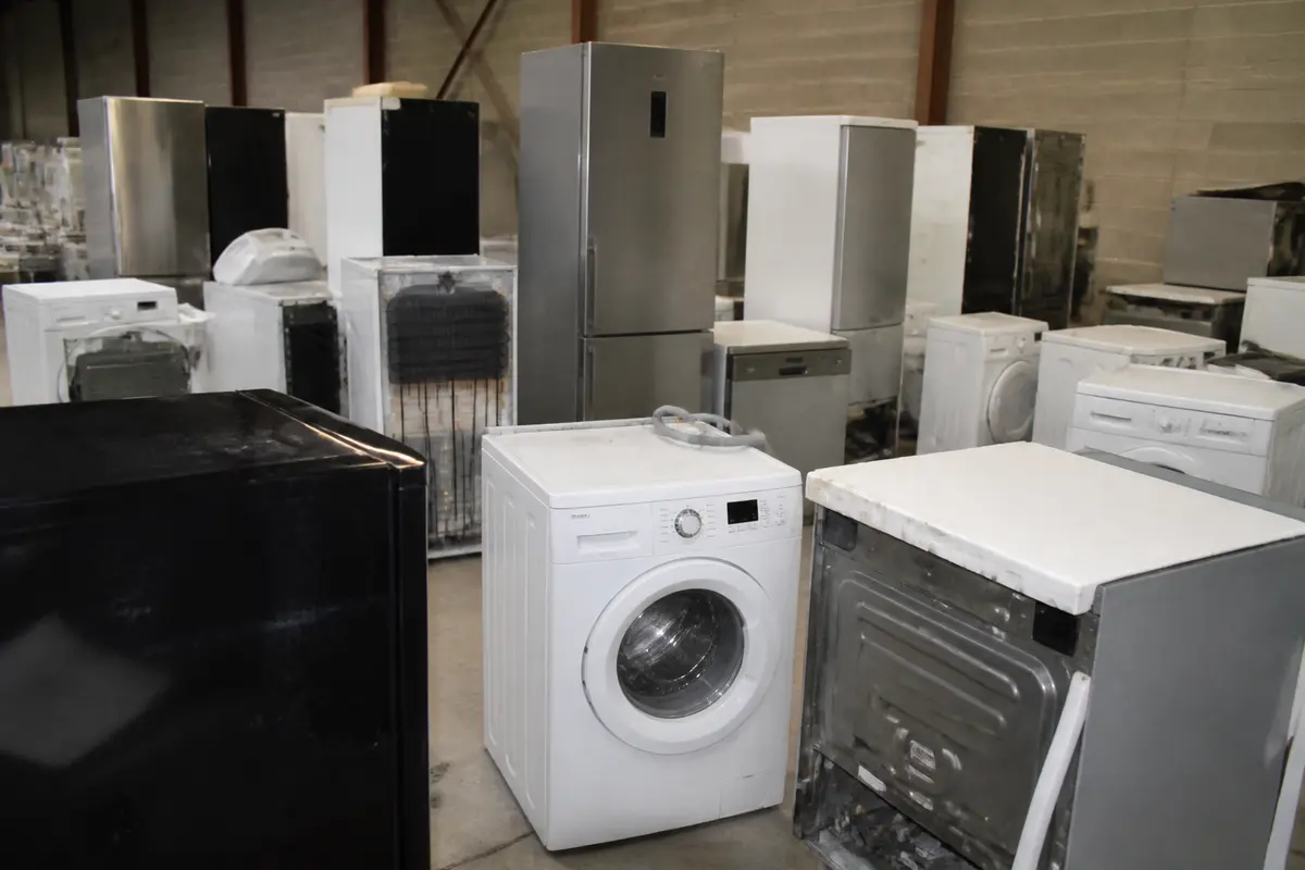 Appareils électroménagers d'occasion entreposés, incluant réfrigérateurs et lave-linge disponibles chez Electromust