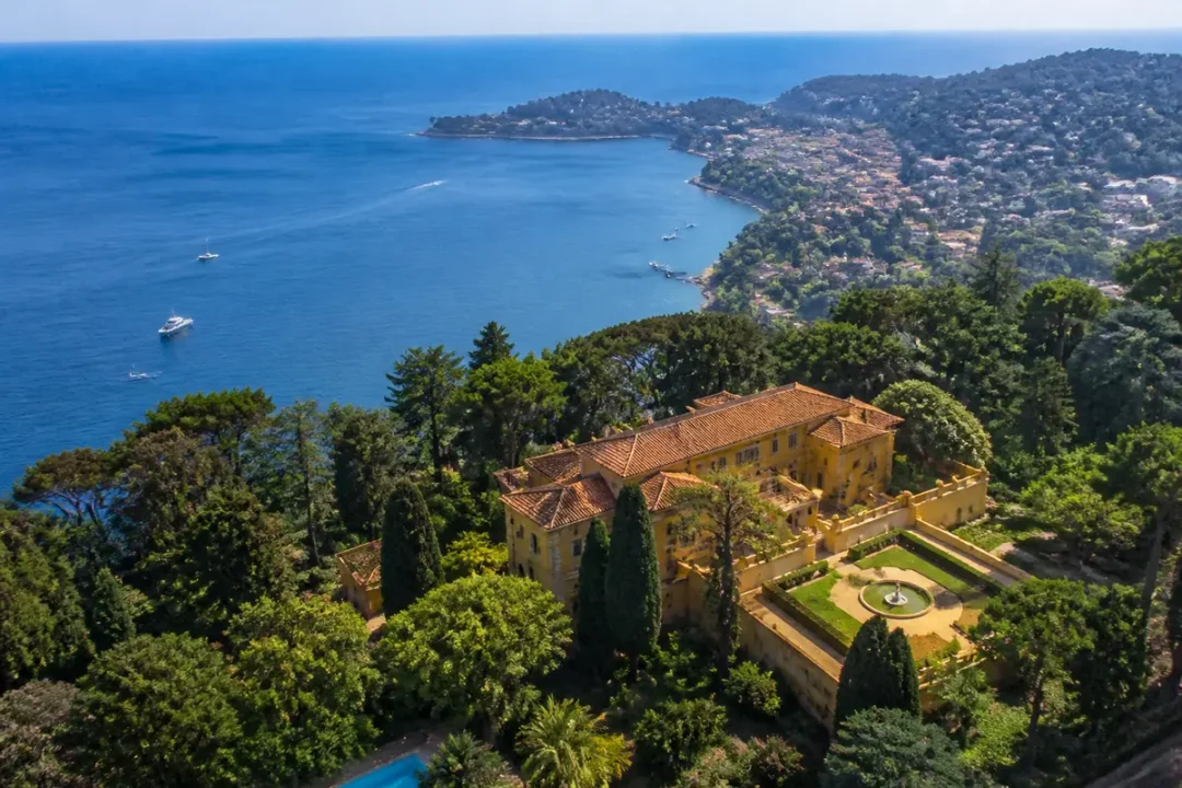 Vue aérienne de la villa Leopolda entourée de jardins avec vue mer magnifique