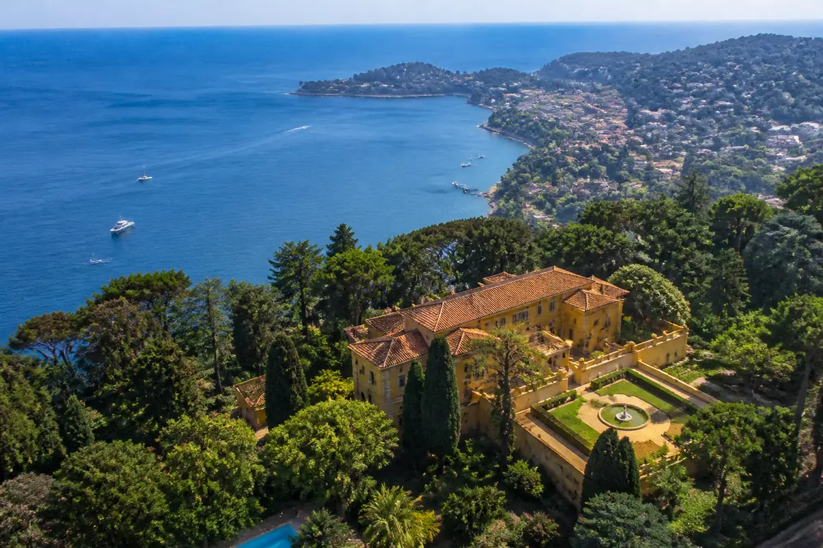 Vue aérienne de la villa Leopolda entourée de jardins avec vue mer magnifique